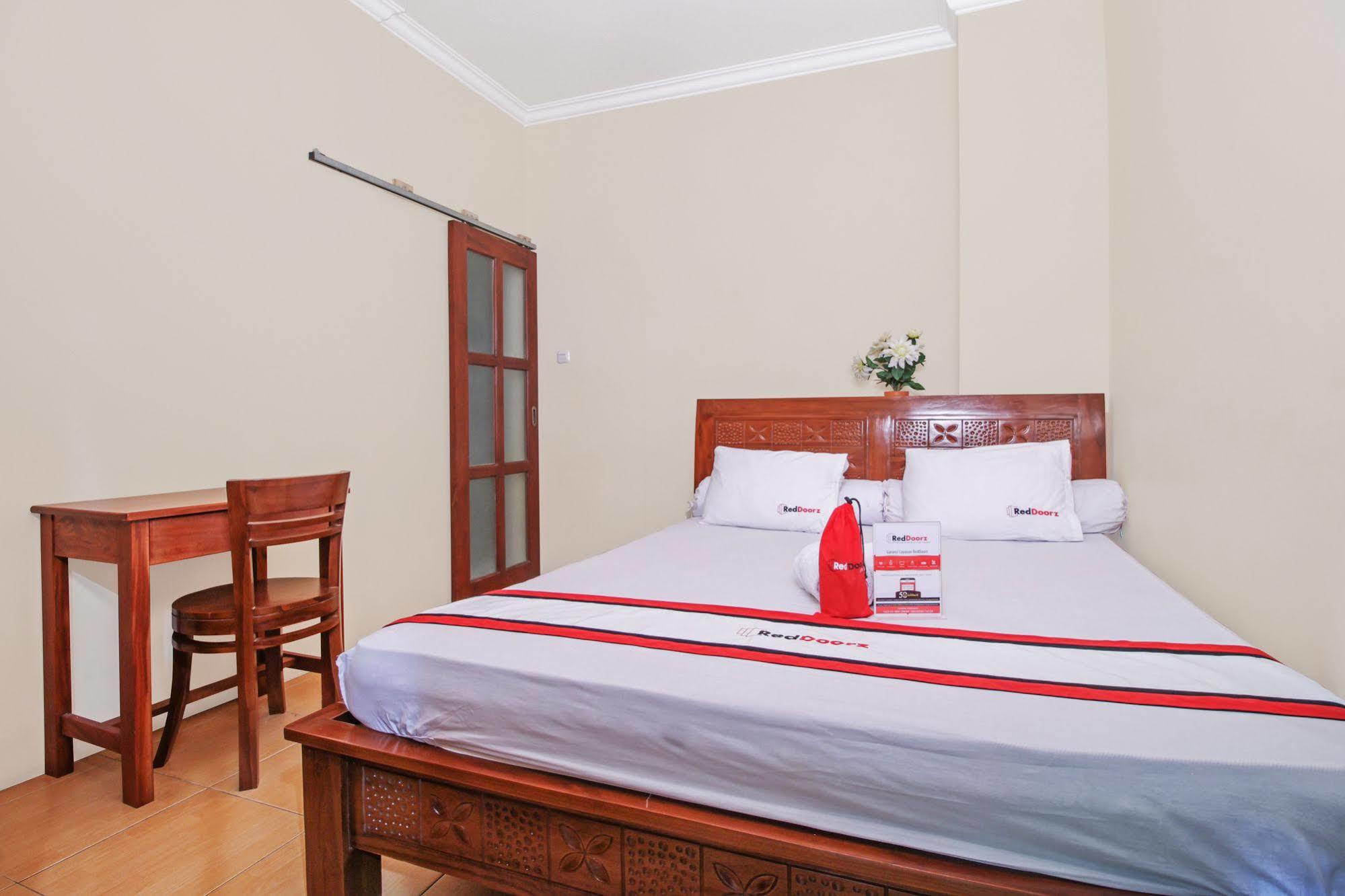 Reddoorz @ Kwitang Hotel Jacarta Exterior foto