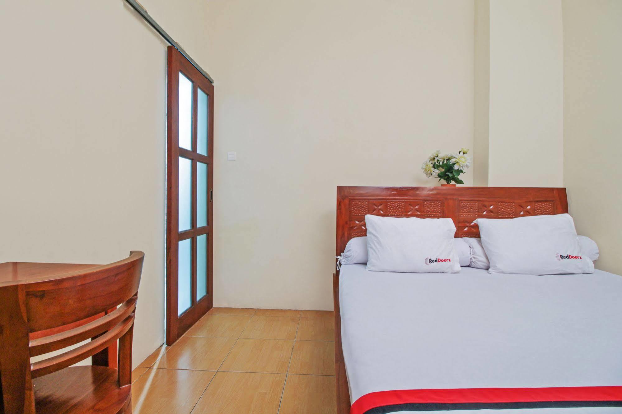 Reddoorz @ Kwitang Hotel Jacarta Exterior foto